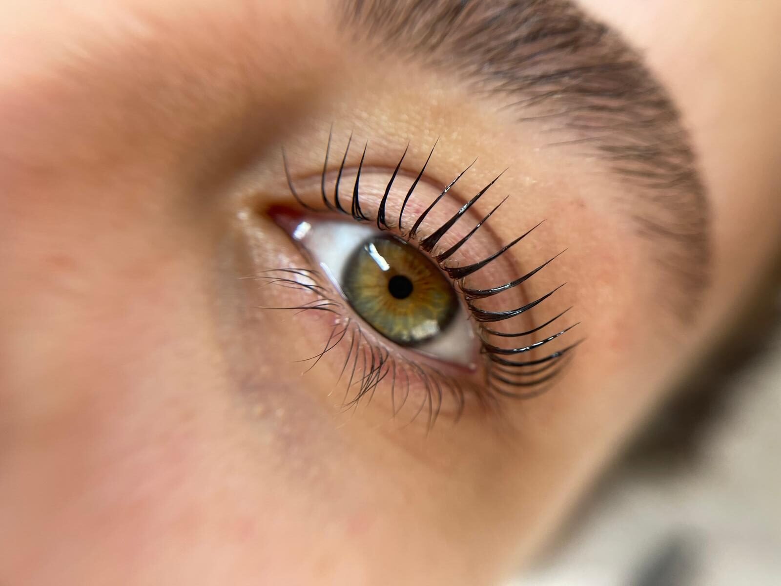 עבודה של קורל - ריסים מורמים בשיטה המקסימלית