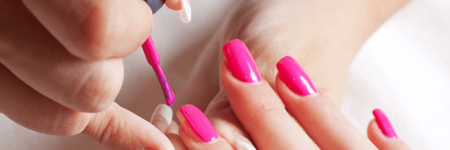 כמה מרוויחה מניקוריסטית